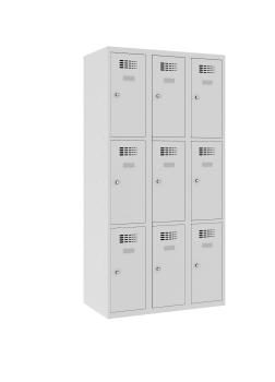 Ein lichtgrauer Fächerschrank mit drei Abteilen und neun Fächern mit jeweils einer Tür. Alle Türen sind geschlossen. Der Schrank steht vor einem weißen Hintergrund.